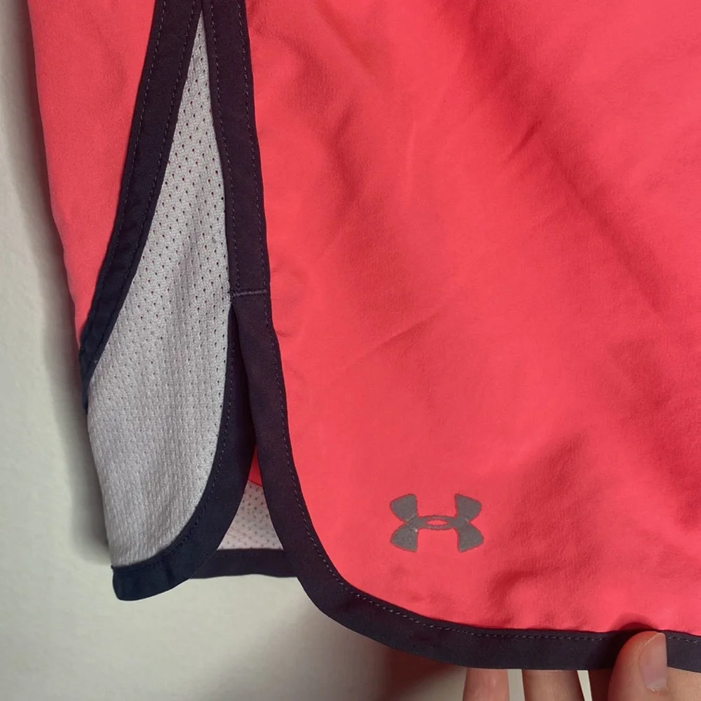 Under Armour semi-fitted lined mesh inset athletic running shorts size S